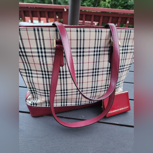 EUC Burberry Tote - Picture 1 of 5